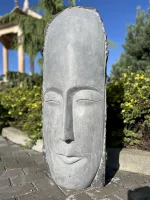 Schlafende Frau aus Naturstein – Basaltsäule für Gartendekoration Schlafende Frau aus Naturstein – Basaltsäule für Gartendekoration