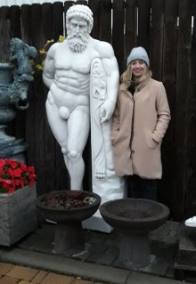 Miss Allie mit Herkules aus weißem Marmor